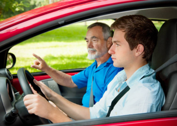 Автошкола для подростков: безопасное обучение молодых водителей
