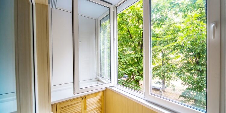 Балкон под ключ в Харькове: преимущества использования металлопластика для остекления