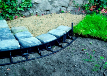 Установка и достоинства пластиковых бордюр для сада