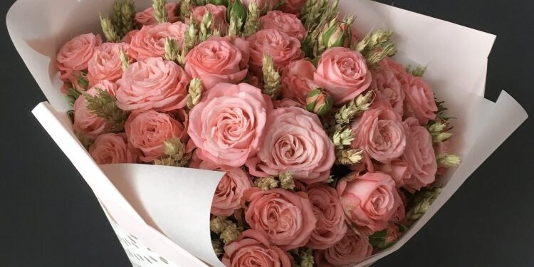 Как составить красивый букет из роз: интересные идеи и полезные советы