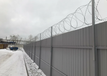 Как своими руками установить забор из колючей проволоки