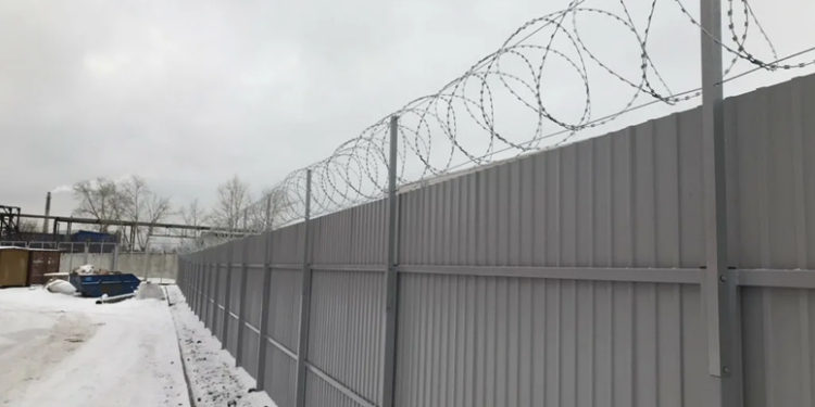 Как своими руками установить забор из колючей проволоки