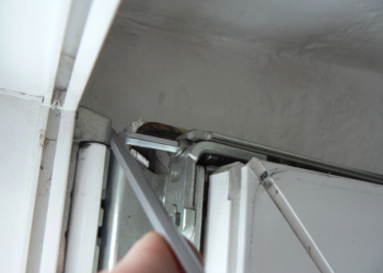 Как правильно выполняется регулировка пластиковых дверей