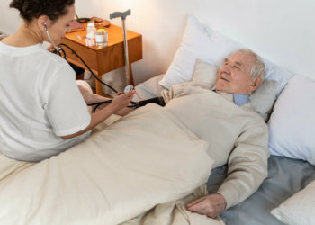 Догляд за лежачими хворими: правила, переваги та особливості