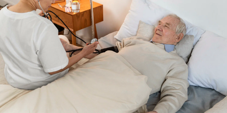 Догляд за лежачими хворими: правила, переваги та особливості