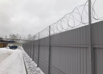 Поэтапный процесс монтажа колючей проволоки для забора