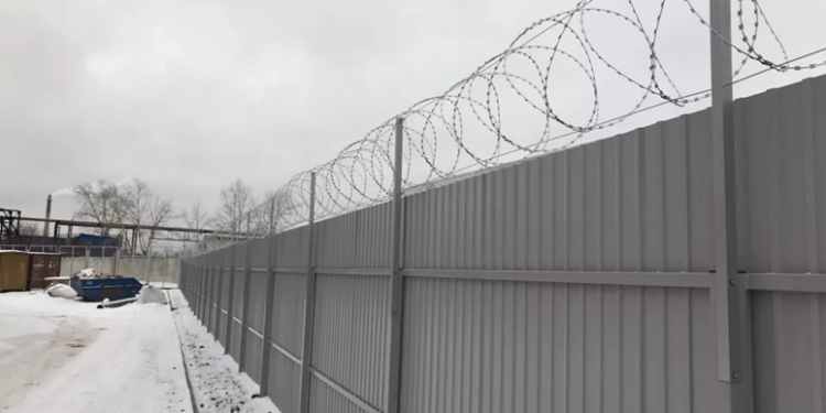 Поэтапный процесс монтажа колючей проволоки для забора