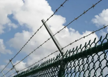 Почему применяют колючую проволоку для заборов и их достоинства