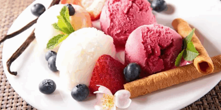 Почему не стоит есть мороженое сразу после горячего напитка: простое объяснение