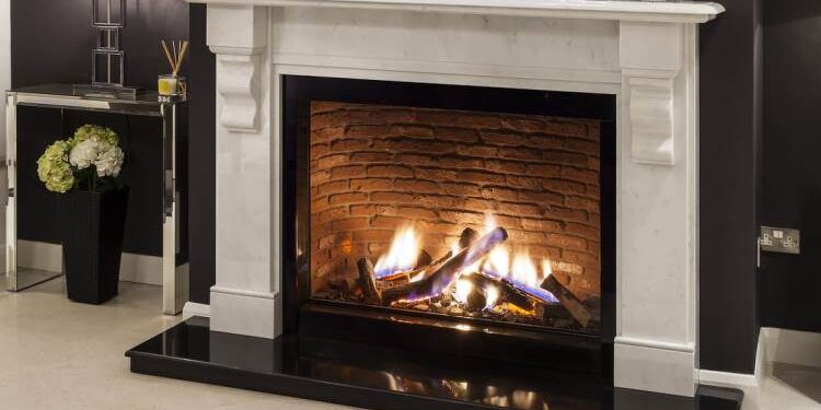 Дров’яні каміни для заміських будинків, особливості монтажу та вентиляції