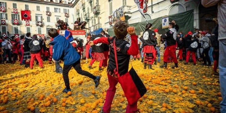 Карнавал в Ивреа и его яркое празднование апельсинов