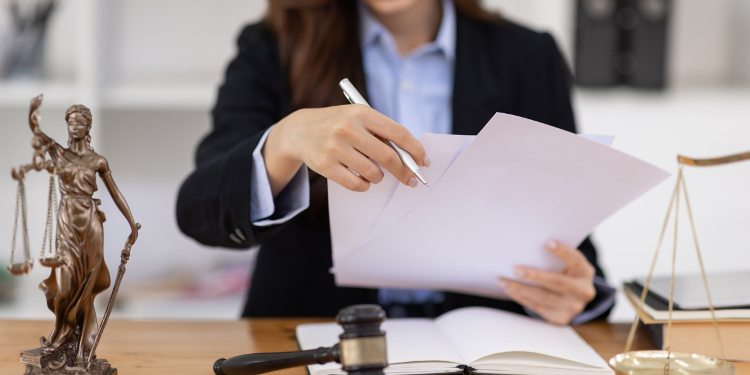 Почему консультация юриста по экономическим преступлениям помогает избежать серьезных последствий и защитить бизнес